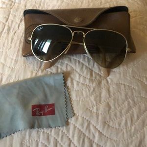 Gold aviator Ray-Ban glasses